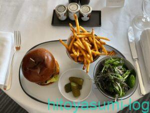 リッツカールトン東京インルームダイニングのハンバーガー