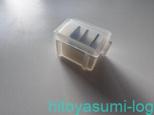 無印良品ピルケースにmicroSDカードをスポンジと一緒に収納した状態(上から)