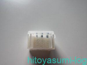 無印良品ピルケースにmicroSDカードをスポンジと一緒に収納した状態（下から）