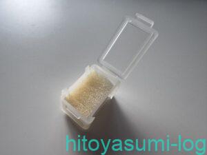 microSDカード収納用にカットした食器洗いスポンジと無印ピルケース