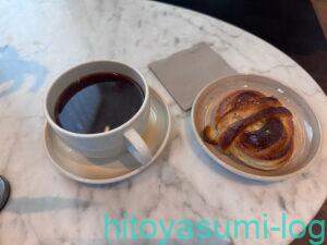 Rug Bakeryのシナモンロールとコーヒー