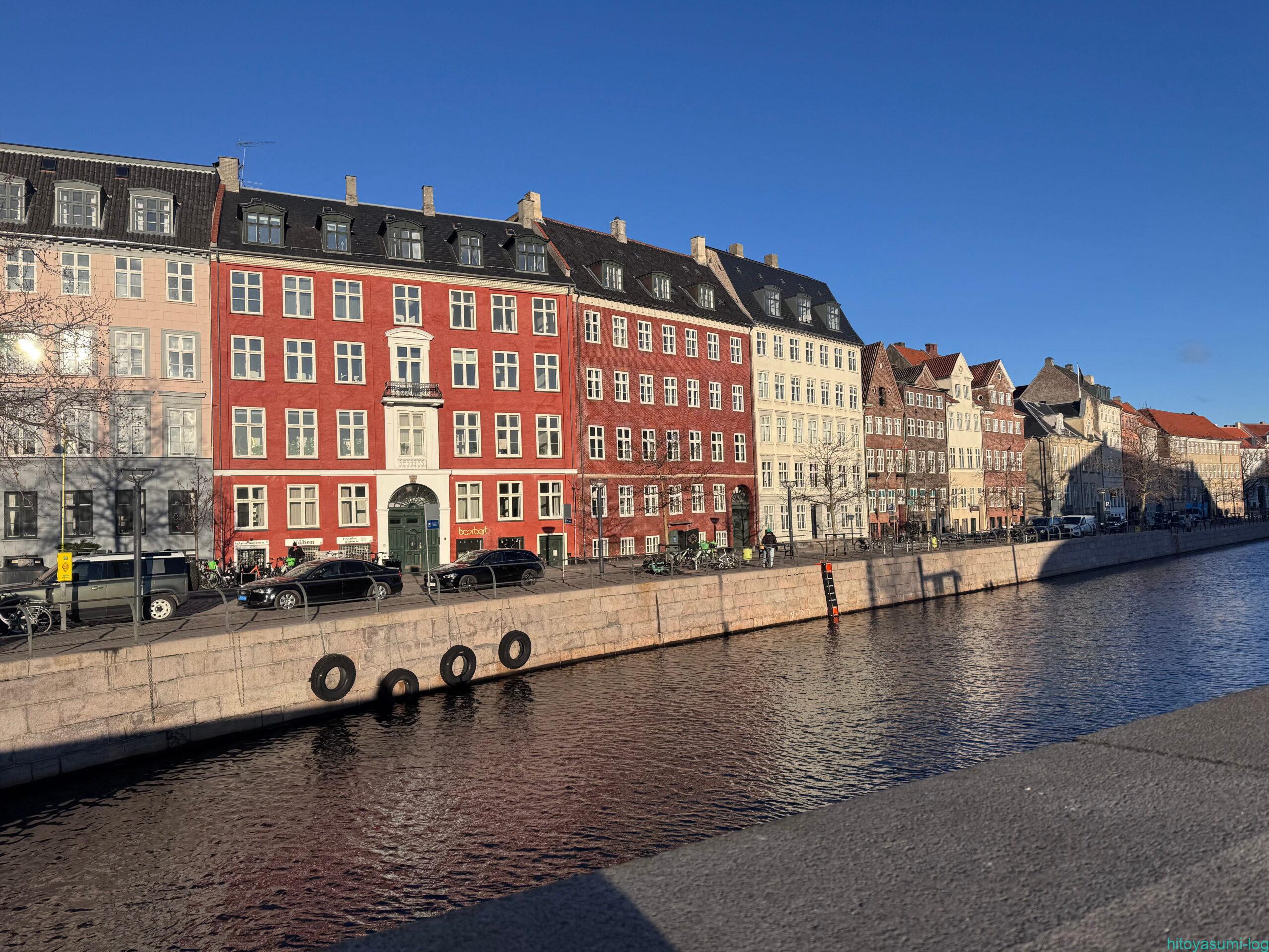 ストックホルムまたはコペンハーゲンの街並みと水辺の風景
