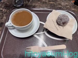 RC cafeのチョコレートボールとコーヒー